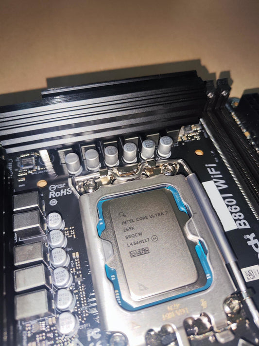Bild von einem Intel Core Ultra Prozessor im Mainboard-Sockel LGA 1851